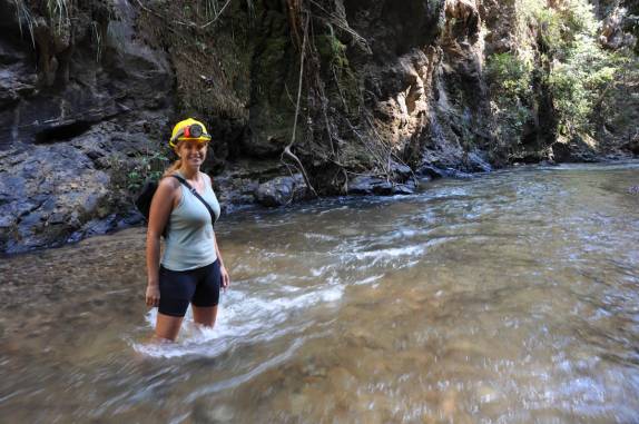Caminhando pelo rio no lado de fora de Terra Ronca 1, no P.E. de Terra Ronca, região de São Domingos - GO